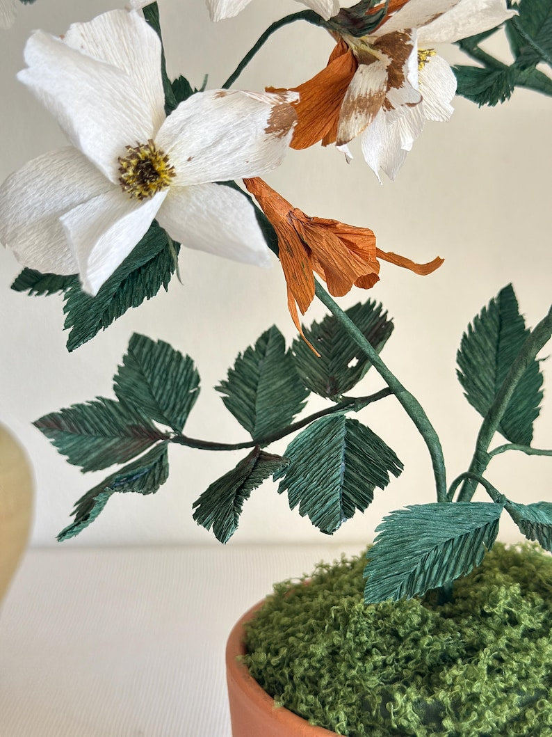 Rose blanche fleurs en papier crépon réalistes en pot de terre cuite