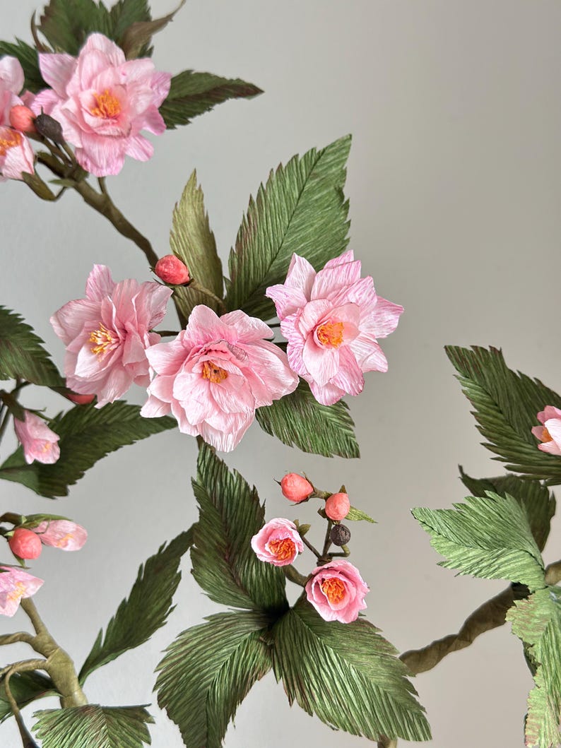 Ensemble de branches de fleurs de cerisier roses en papier crêpe dans un vase en laiton doré - Ensemble floral Sakura réaliste fait main - Décoration fleurs japonaises éternelles