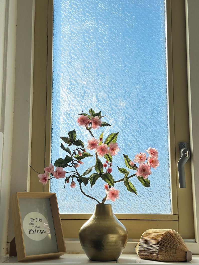 Ensemble de branches de fleurs de cerisier roses en papier crêpe dans un vase en laiton doré - Ensemble floral Sakura réaliste fait main - Décoration fleurs japonaises éternelles