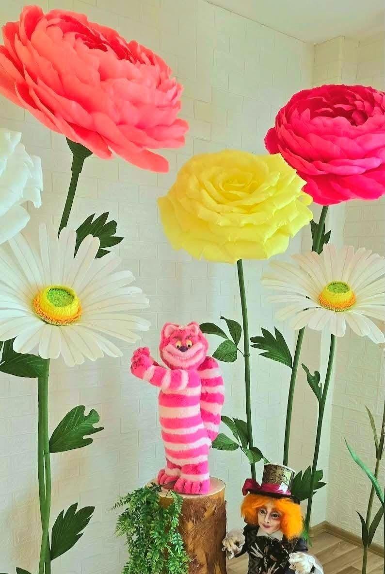 Fleur géante en papier crépon sur pied toile de fond mariage