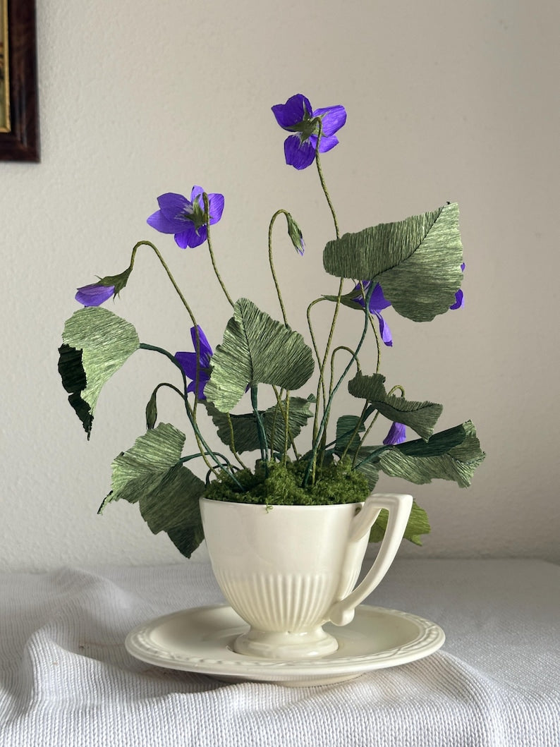 Violettes pourpres réalistes dans une théière de style vintage - Composition florale en papier crêpe fait main - Décoration d'intérieur durable - Cadeau unique pour elle