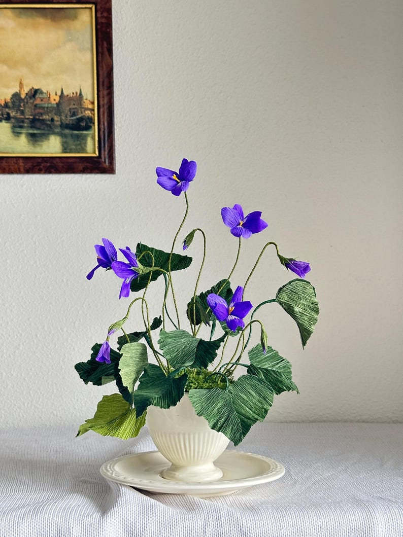 Violettes pourpres réalistes dans une théière de style vintage - Composition florale en papier crêpe fait main - Décoration d'intérieur durable - Cadeau unique pour elle