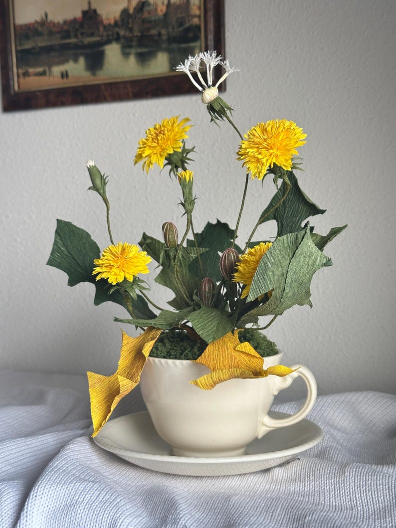 Pissenlit jaune fleurs en papier crépon réalistes dans une tasse à thé