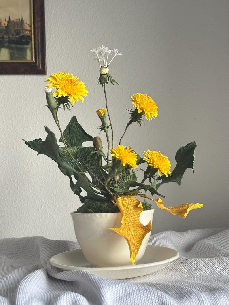 Pissenlit jaune fleurs en papier crépon réalistes dans une tasse à thé