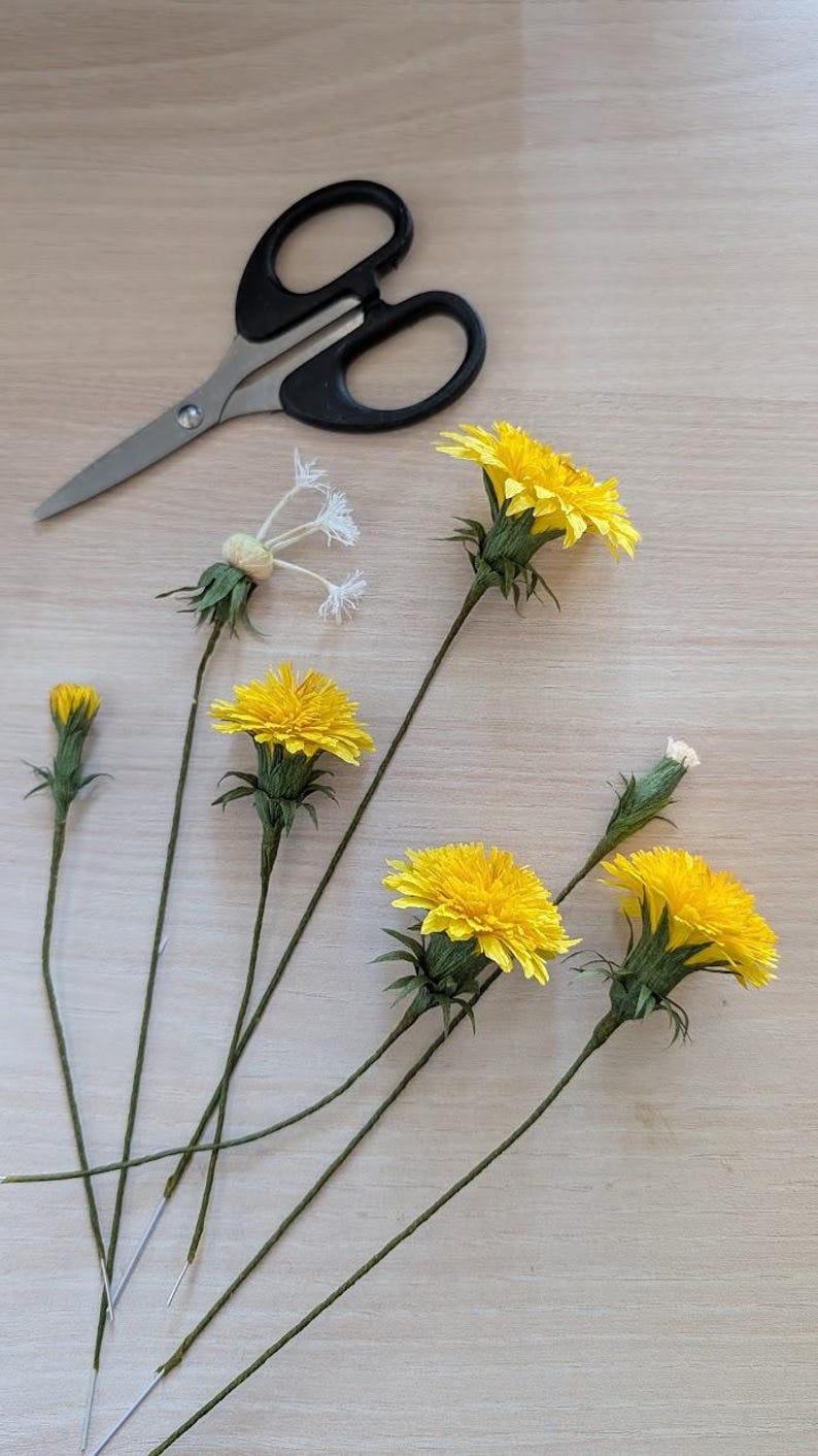 Pissenlit jaune fleurs en papier crépon réalistes dans une tasse à thé