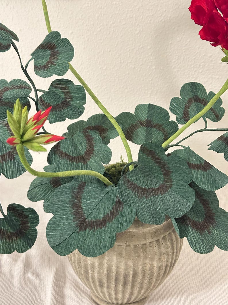 Cadeau en papier 1er anniversaire pour elle - Géranium en papier crêpe rouge réaliste dans un pot en terre cuite - Éternelle botanique - Décoration cottage anglais