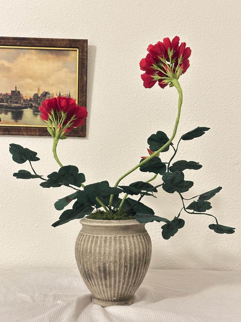 Cadeau en papier 1er anniversaire pour elle - Géranium en papier crêpe rouge réaliste dans un pot en terre cuite - Éternelle botanique - Décoration cottage anglais