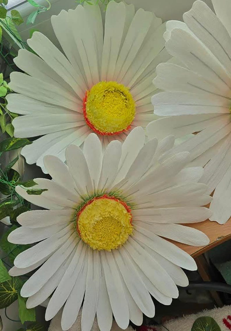 Fleur géante en papier crépon sur pied toile de fond mariage