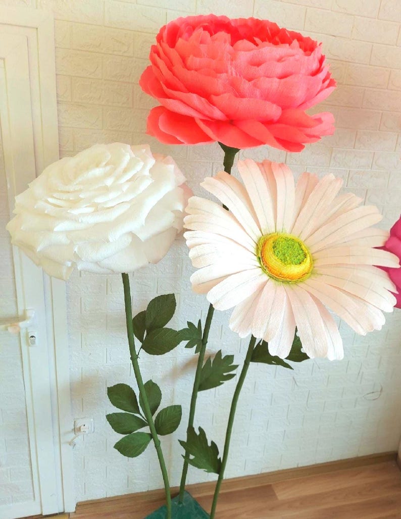 Fleur géante en papier crépon sur pied toile de fond mariage