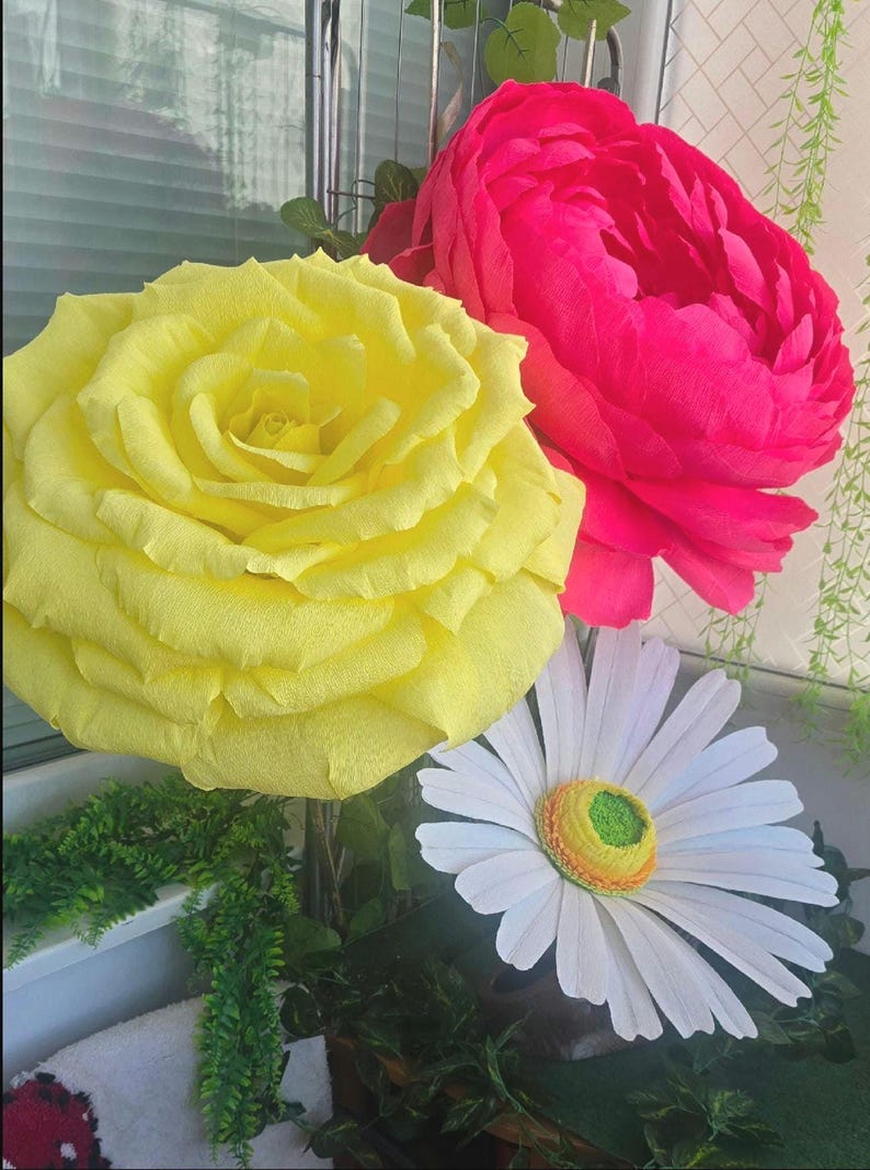 Fleur géante en papier crépon sur pied toile de fond mariage