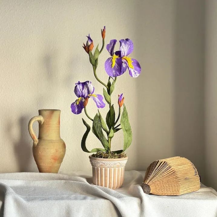 Iris fleurs en papier crépon réalistes en pot de terre cuite