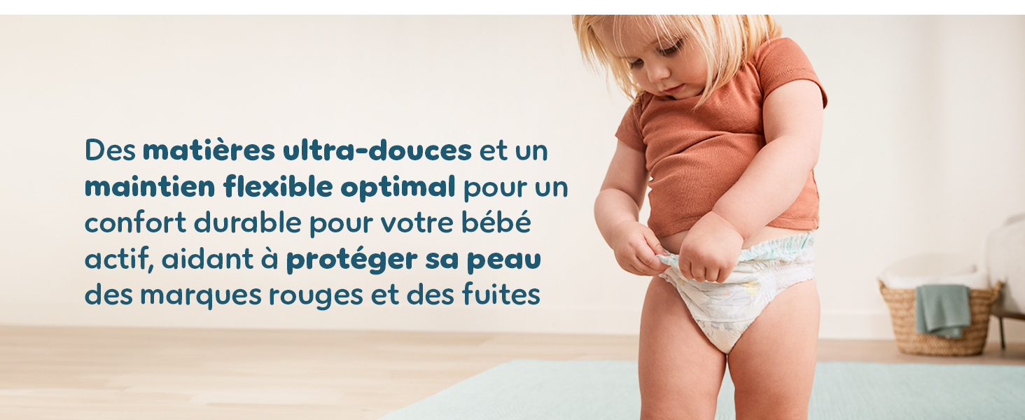 Le texte se lit comme suit : « Des matières ultra-douces et un maintien flexible optimal pour un confort durable pour votre bébé dédié avant à protéger la peau. » Gros plan d'un bébé portant une couche.