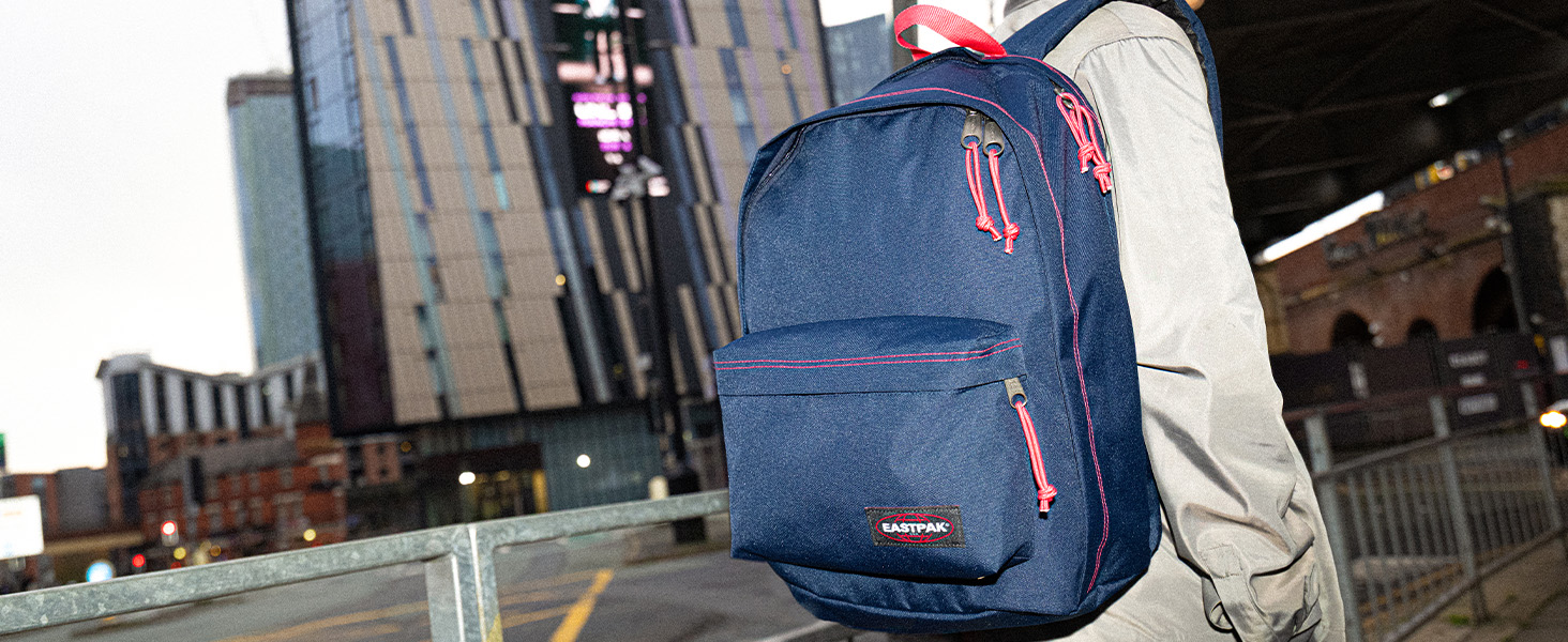 Le texte indique « Image 7 ». Plusieurs vues d'un sac à dos bleu marine aux accents rouges, montrant différents angles et compartiments du sac.