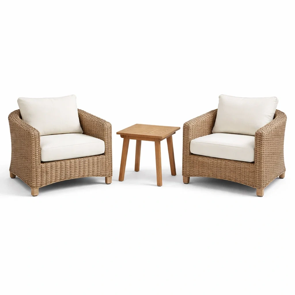 Set relax in rattan sintetico con due poltrone e cuscini color crema e tavolino in teak-DREAMNOOKZ