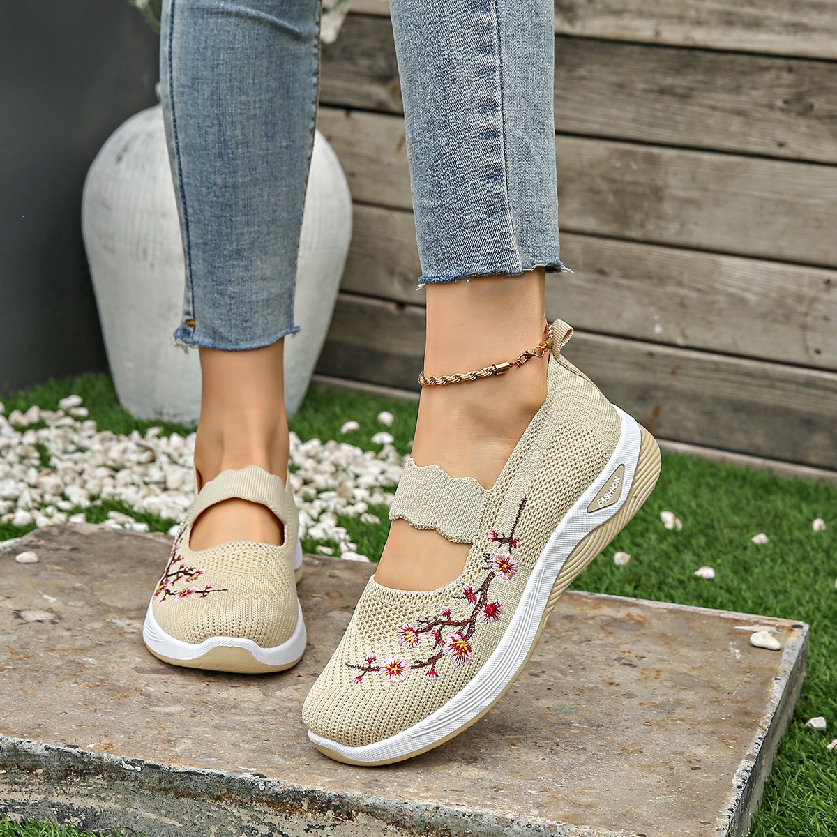 Women's comfortable breathable knitted sneakers