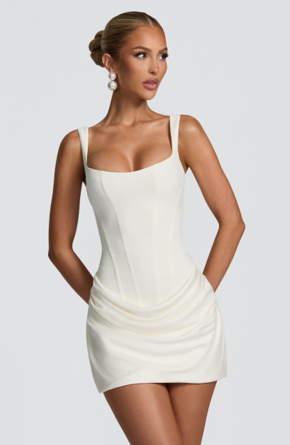 🔥👗 Мини рокля „Пясъчен часовник“ ✨ – Подчертаваща женствената фигура 💃