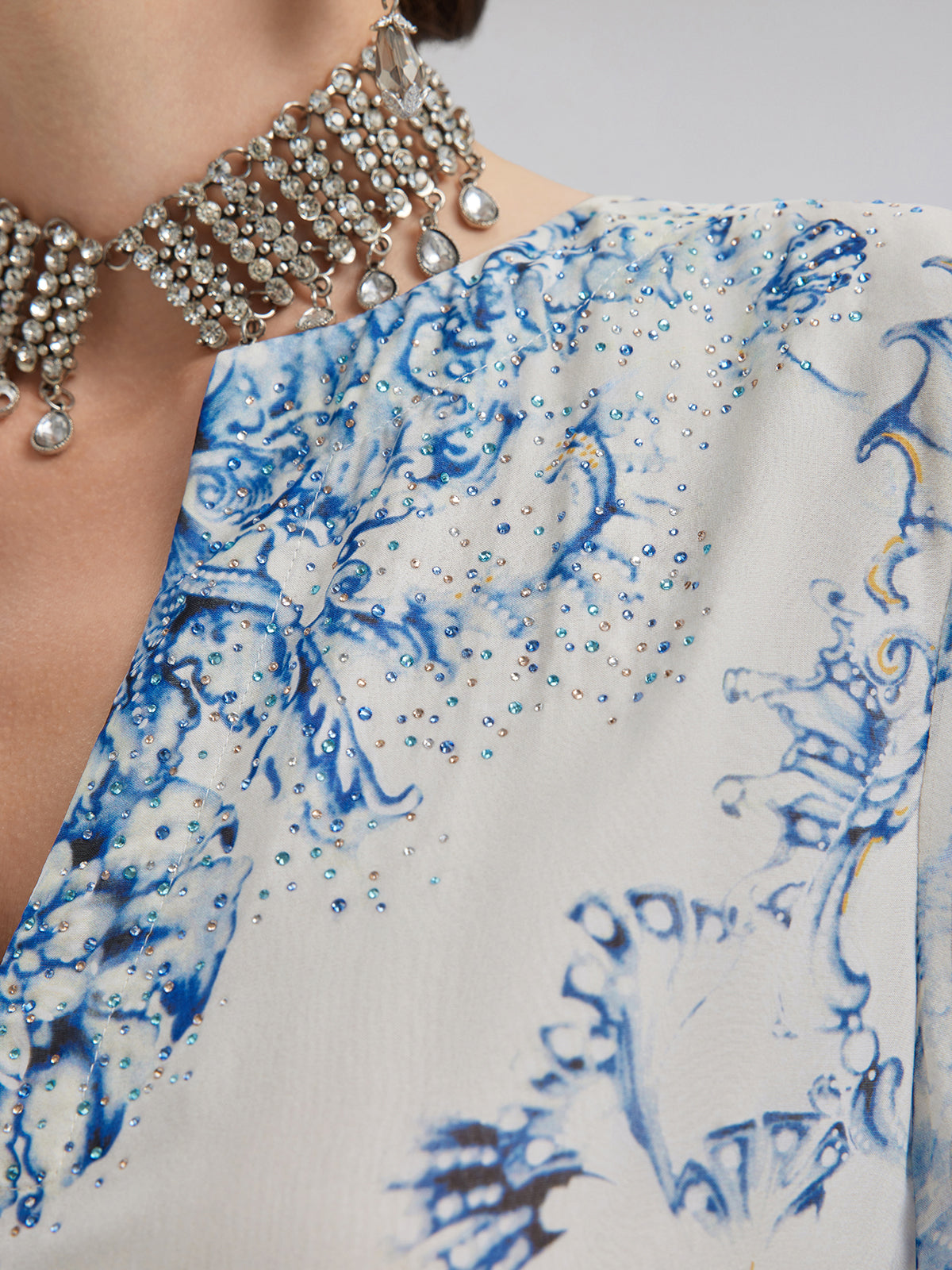 Копринена италианска рокля с V-образно деколте и флорален принт