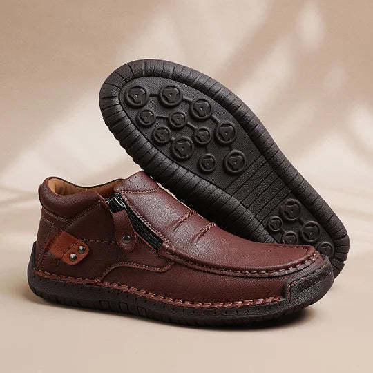 ⏰Zeitlich begrenzter Verkauf 70 % RABATT – Handgefertigte Slip-On-Fahrerstiefel aus hochwertigem Leder für Herren – breite Zehenpartie, Fußgewölbeunterstützung, wasserdicht, Druckentlastung, rutschfeste Sohle für Freizeit, Reisen und Outdoor