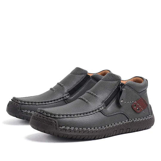 ⏰Zeitlich begrenzter Verkauf 70 % RABATT – Handgefertigte Slip-On-Fahrerstiefel aus hochwertigem Leder für Herren – breite Zehenpartie, Fußgewölbeunterstützung, wasserdicht, Druckentlastung, rutschfeste Sohle für Freizeit, Reisen und Outdoor