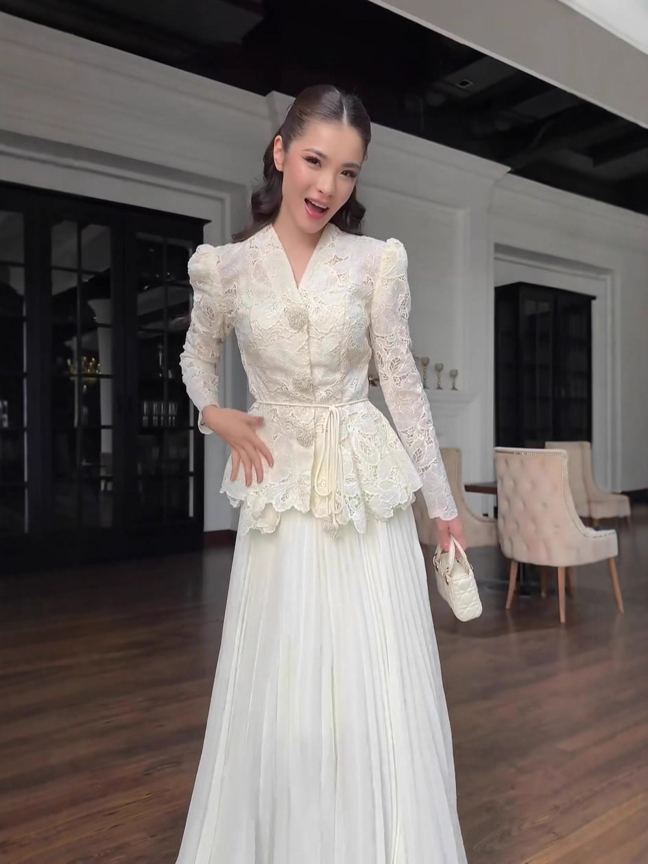 High-End Lace Pleated Skirt (Sophisticated & Ladylike)