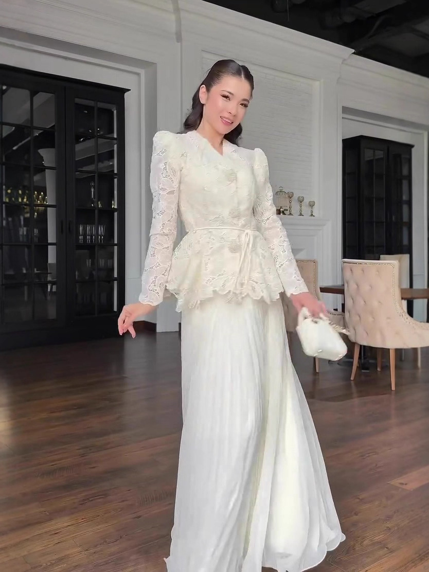 High-End Lace Pleated Skirt (Sophisticated & Ladylike)