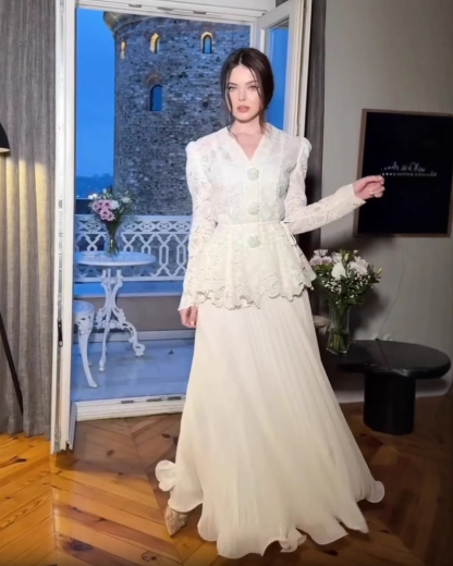 High-End Lace Pleated Skirt (Sophisticated & Ladylike)