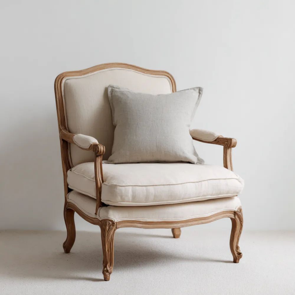 Poltrona in Legno Massello 80x85x100 cm Rivestita in Lino Beige – Stile Classico
