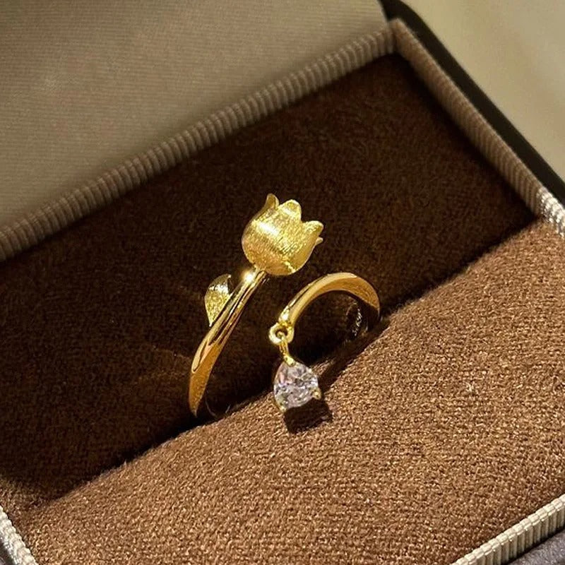 Klasický zlatý prsten s diamantovou ozdobou ve tvaru lilie a nastavitelným designem-Eleanor Hart CZ