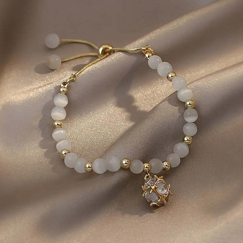 Zlatý náramek s bílými korálky a krystaly-Eleanor Hart CZ
