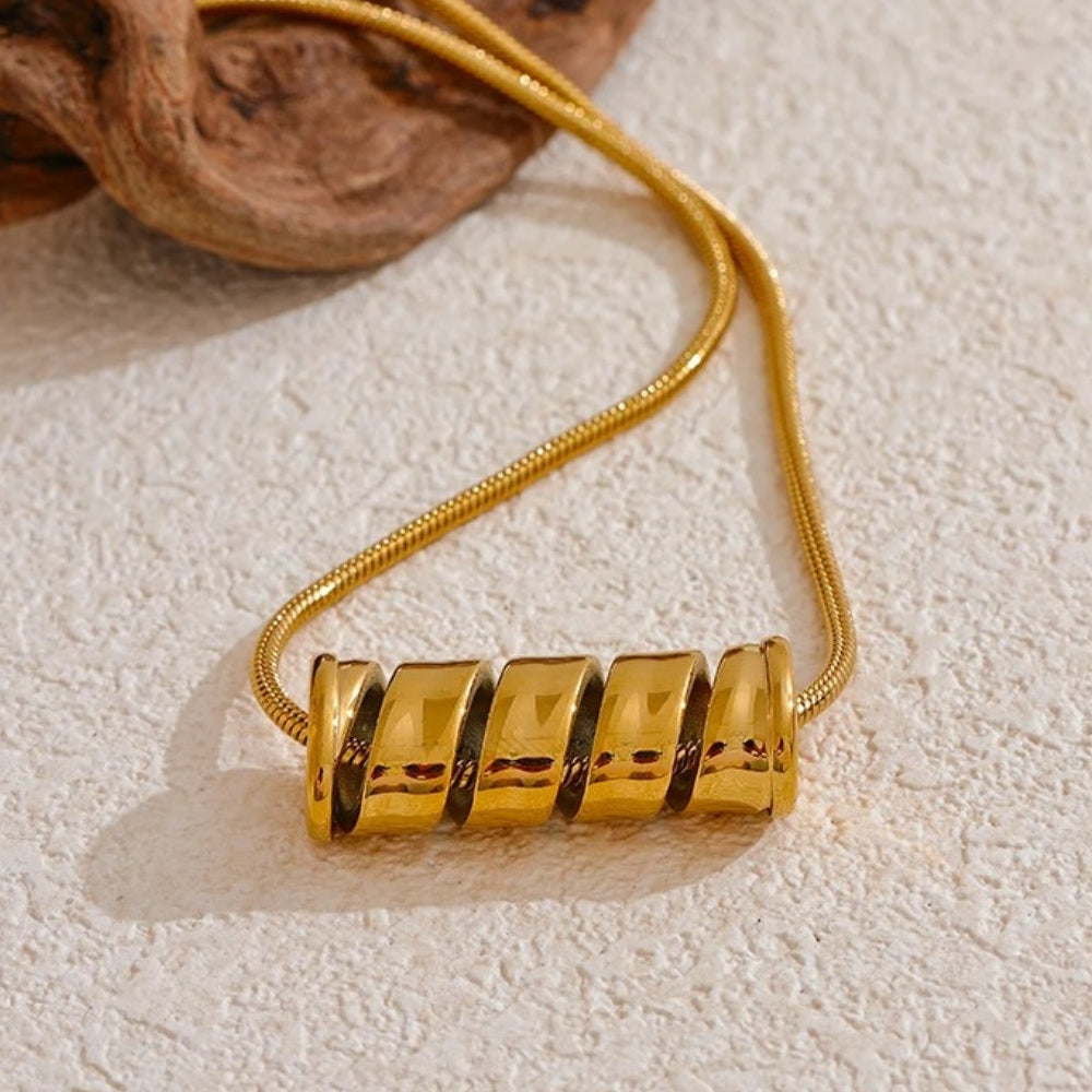 náhrdelník s přívěskem ve stylu vintage-gold scroll-Eleanor Hart CZ