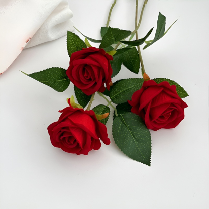 Hochzeitsdekorationen zum Valentinstag, Blumengestecke im Hotel