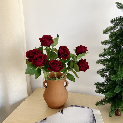 Hochzeitsdekorationen zum Valentinstag, Blumengestecke im Hotel
