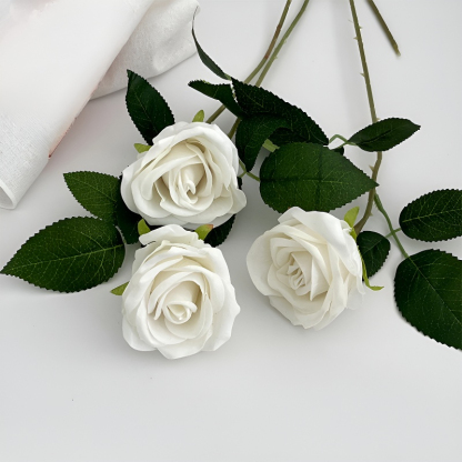 Hochzeitsdekorationen zum Valentinstag, Blumengestecke im Hotel