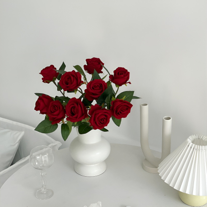 Hochzeitsdekorationen zum Valentinstag, Blumengestecke im Hotel