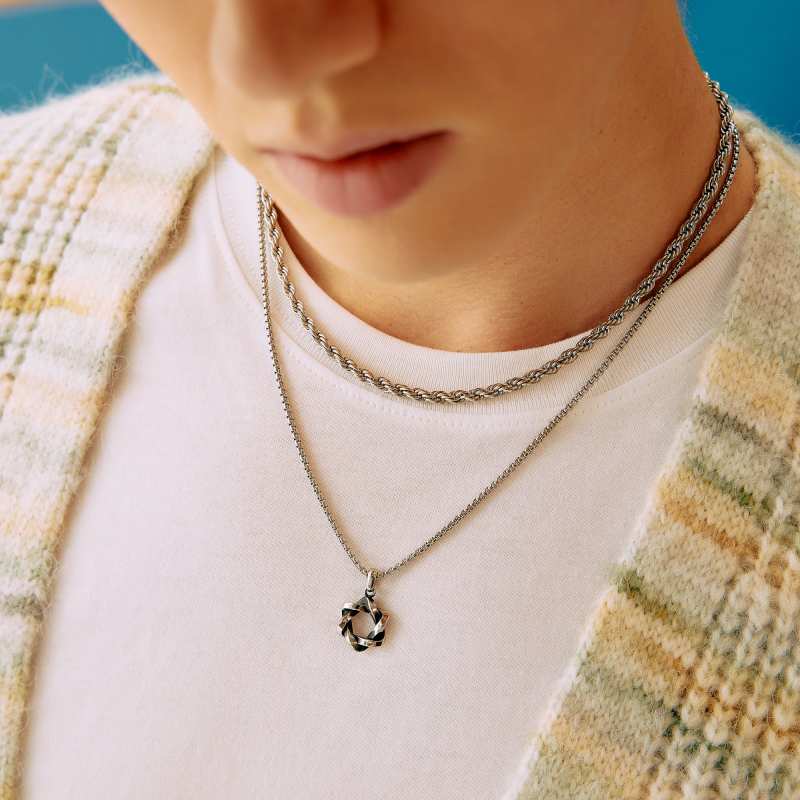 Sleek And Discreet Minimal Star Pendant Necklace