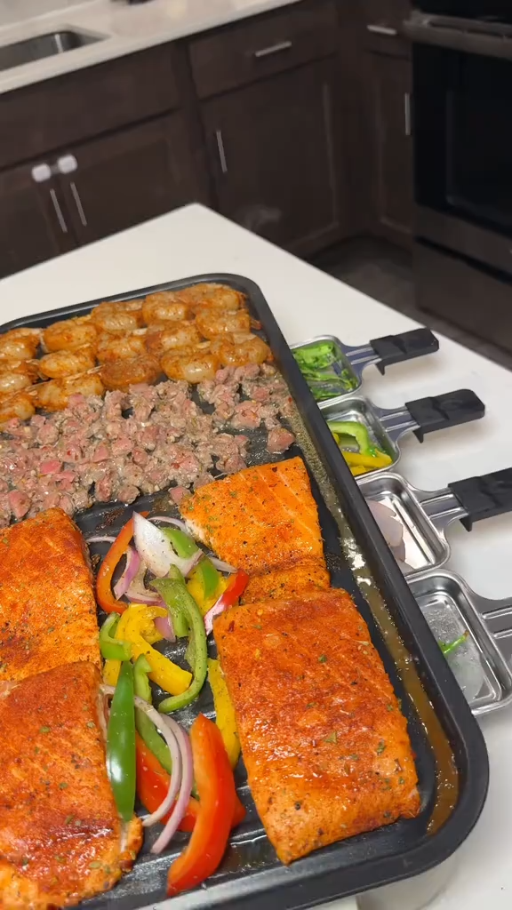 Kitchen-Specific 2-in-1 Electric Grill Equipped with a Grill Rack and a Detachable Non-Stick Griddle.