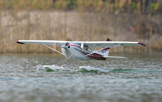 Un pequeño hidroavión deslizándose sobre un lago tranquilo.
