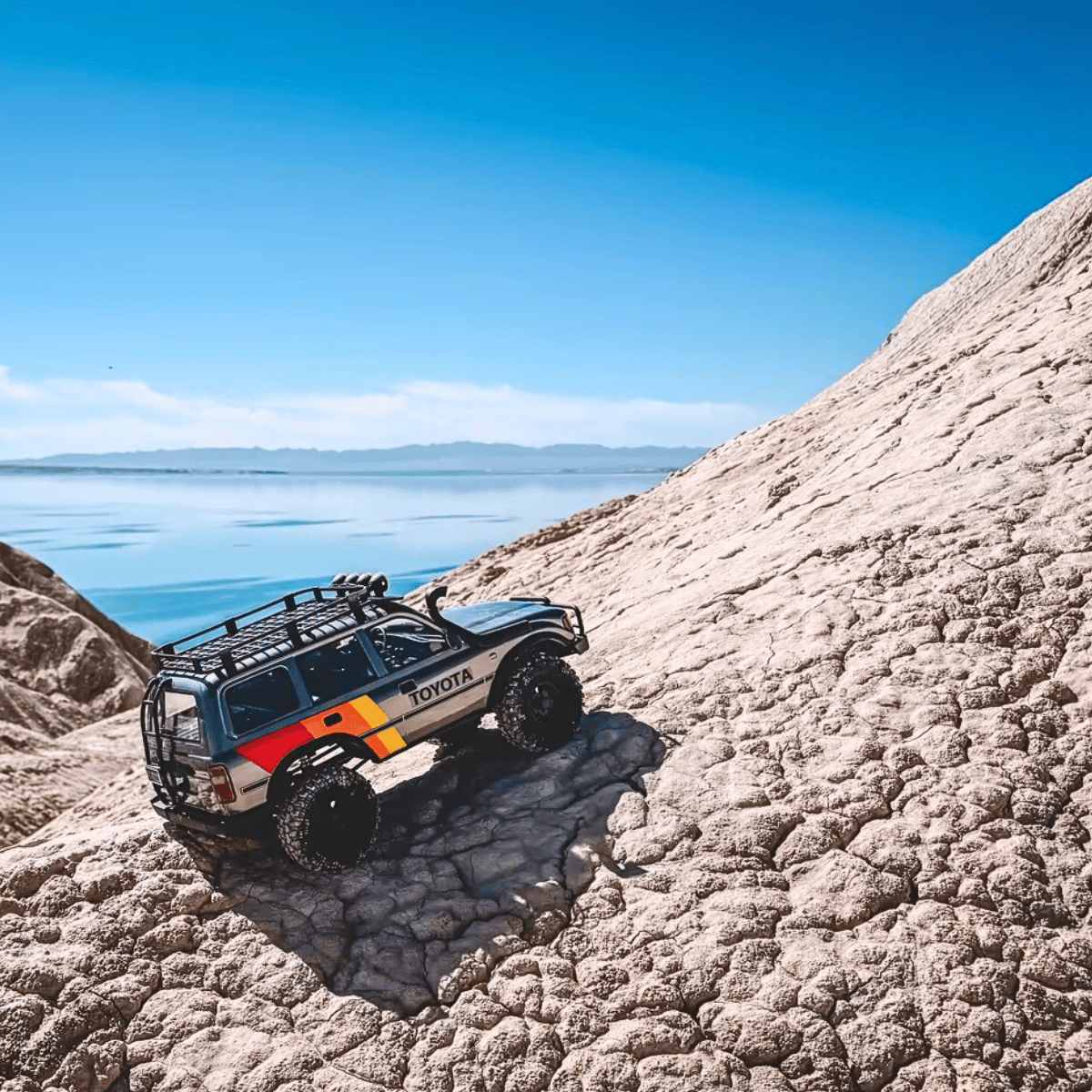 FMS 1:10 FCX10 LC80 Toyota Land Cruiser 80 RS RC crawler climbing rocks.