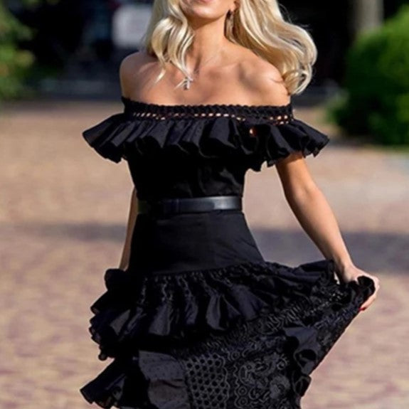 Schulterfreies Rüschen-Maxikleid mit Spitzendetails-Embercourt