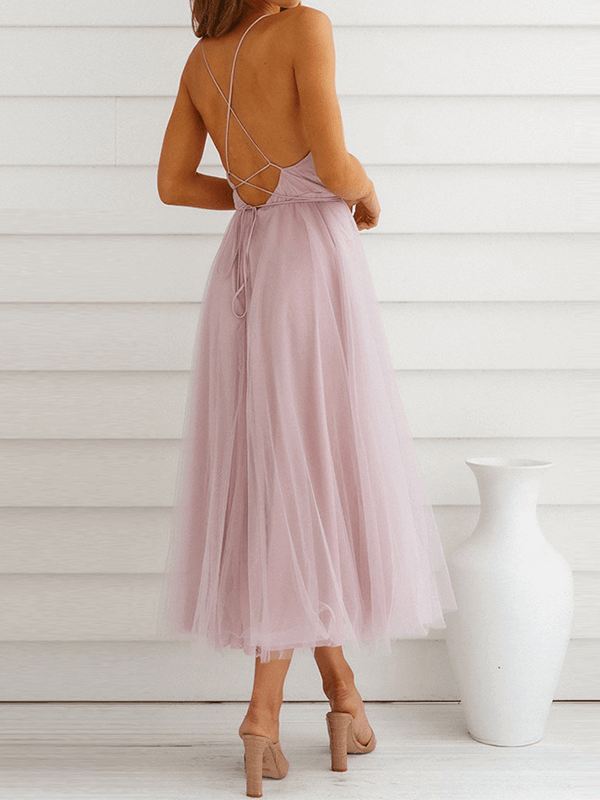 Schickes, Bauschiges Midi-Trapezkleid aus fließendem Tüll, rückenfrei, mit zarten Trägern und V-Ausschnitt für Damen, ideal für Cocktailpartys-Embercourt