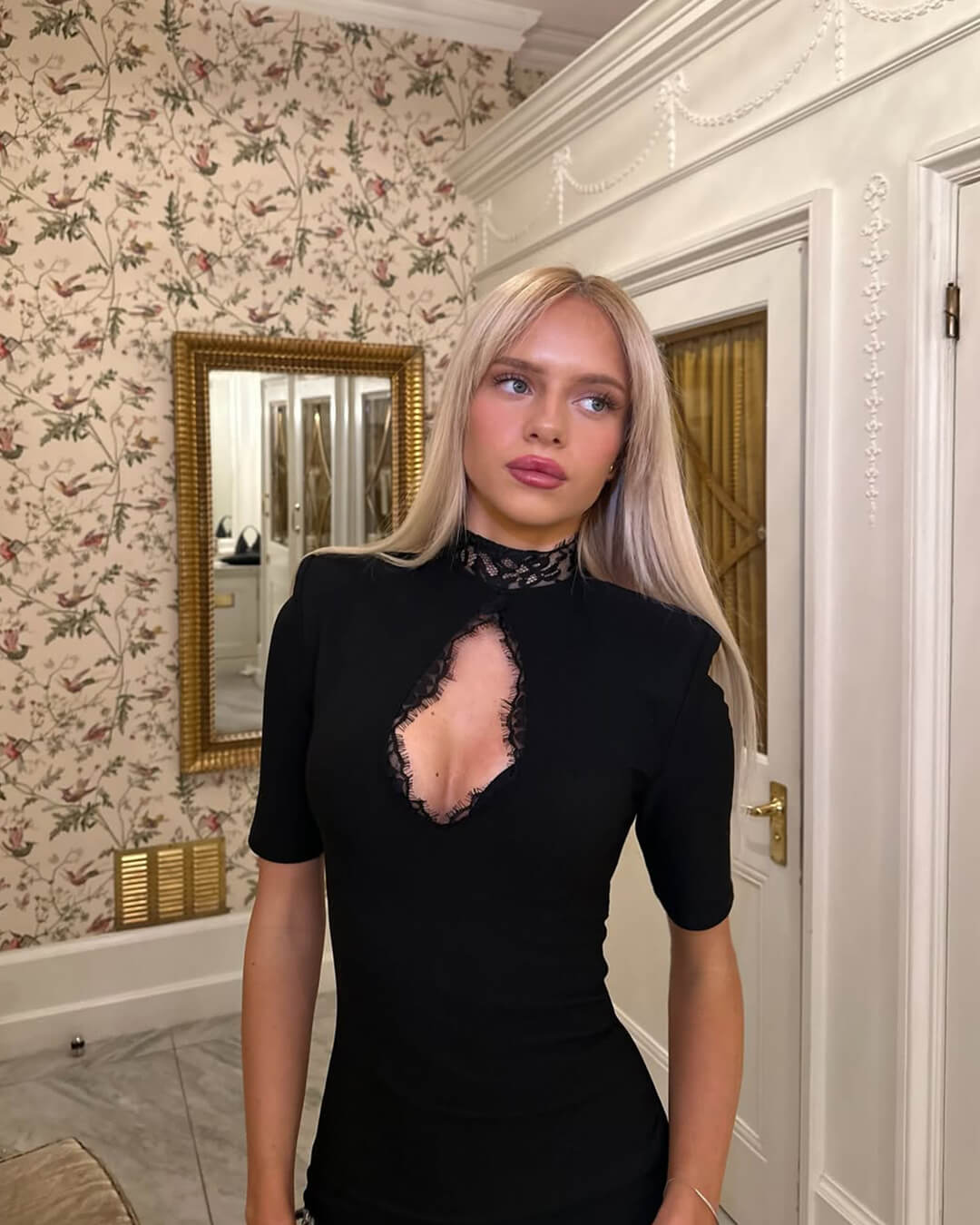 Selena Spitzen-Minikleid mit hohem Kragen-Embercourt
