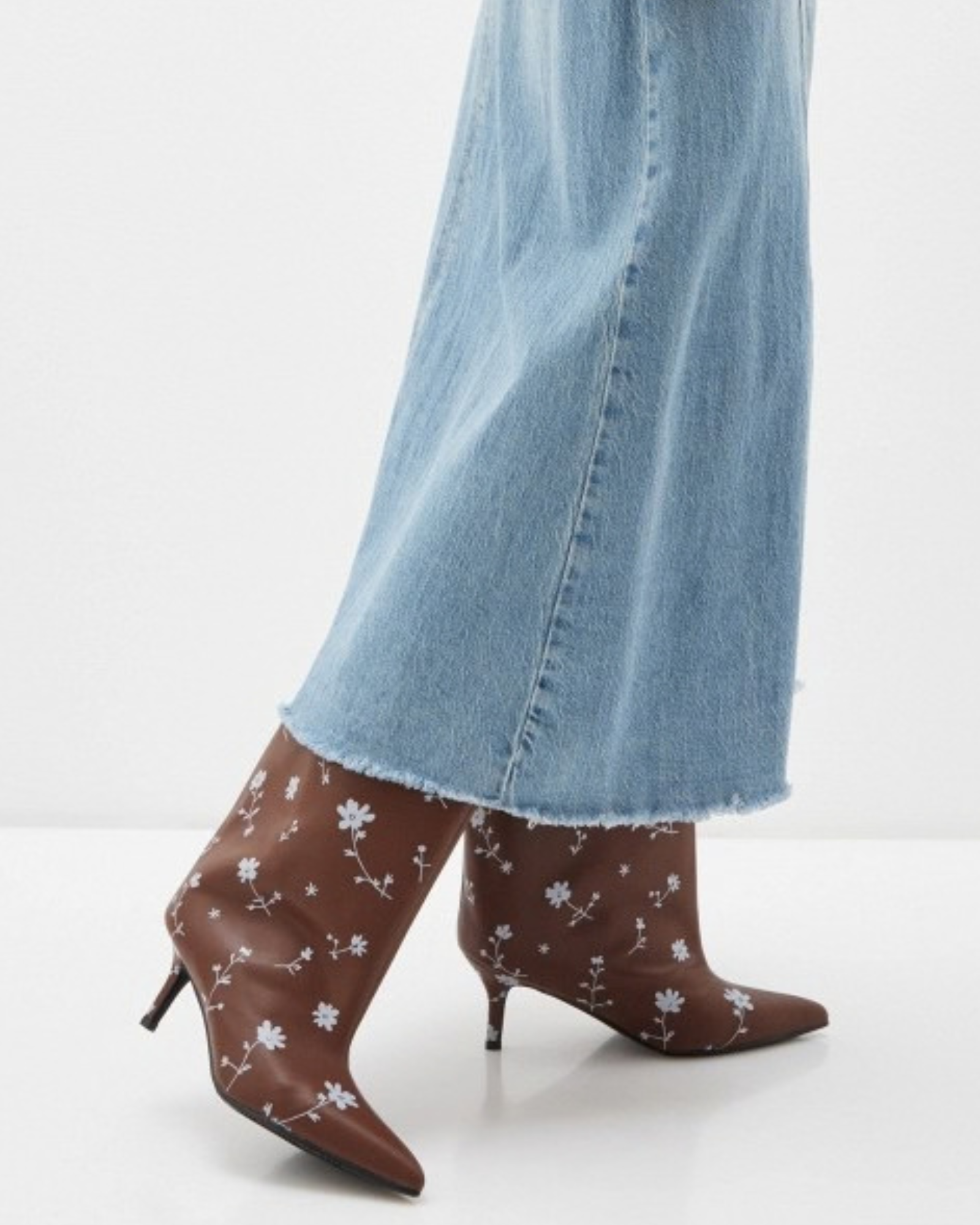 Ishvi Flower Knee Hight Boot In Brown