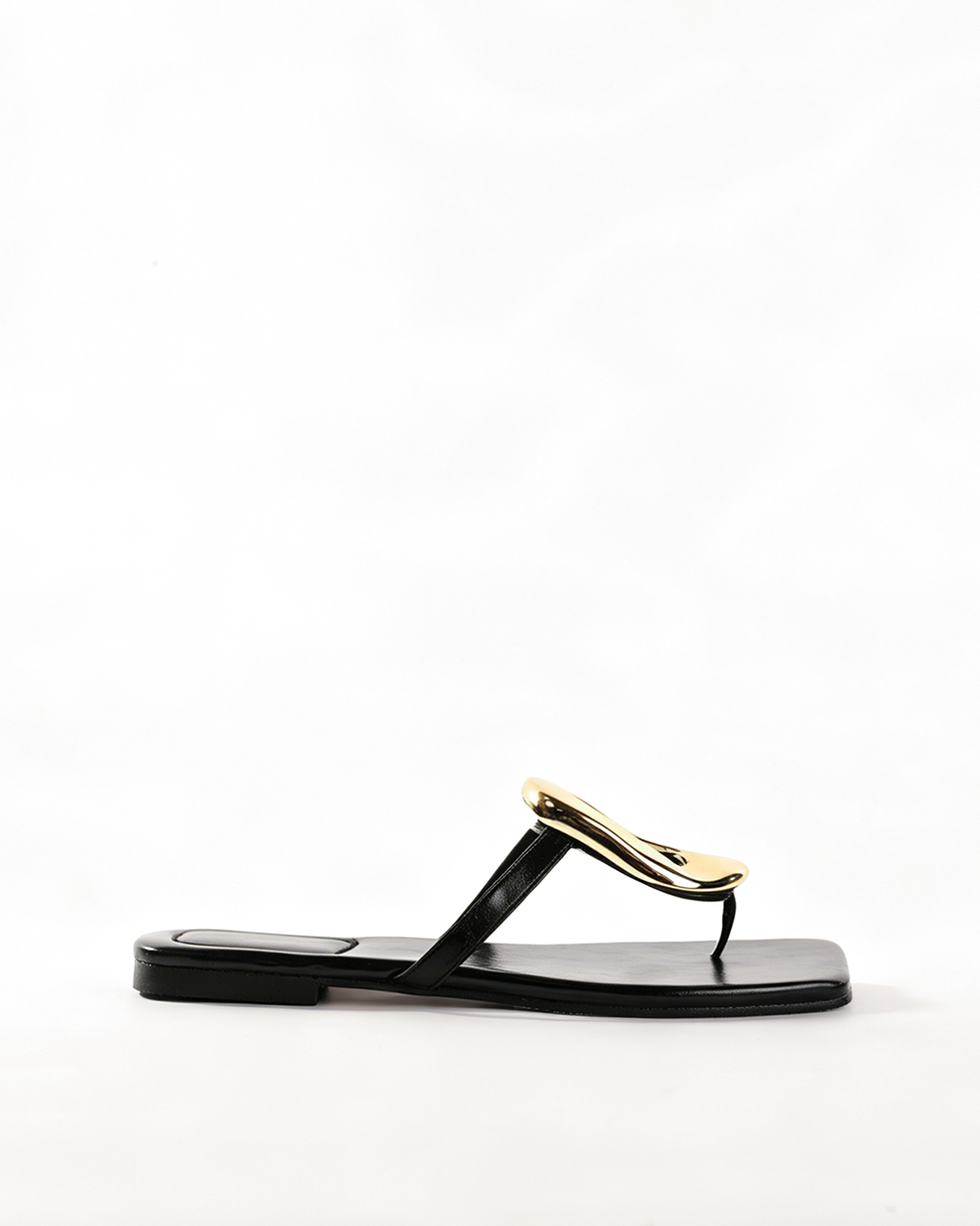 Isa Buckle Thong Slippers In Black