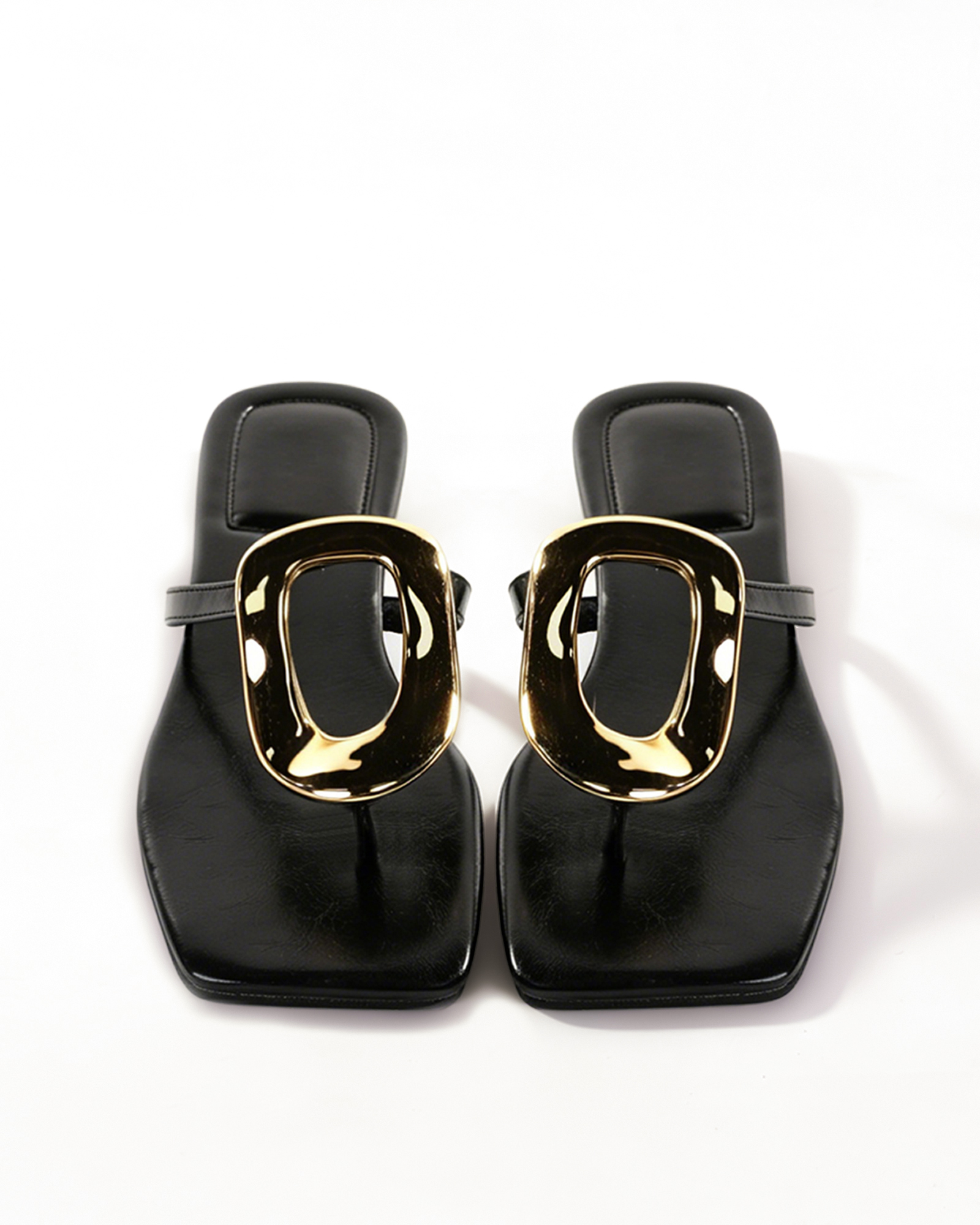 Isa Buckle Thong Slippers In Black