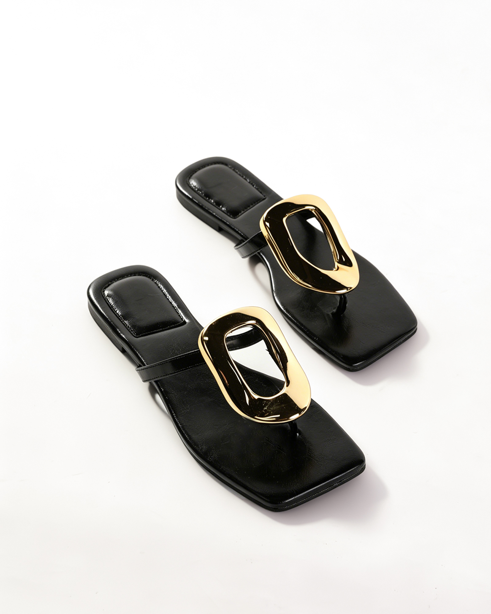 Isa Buckle Thong Slippers In Black