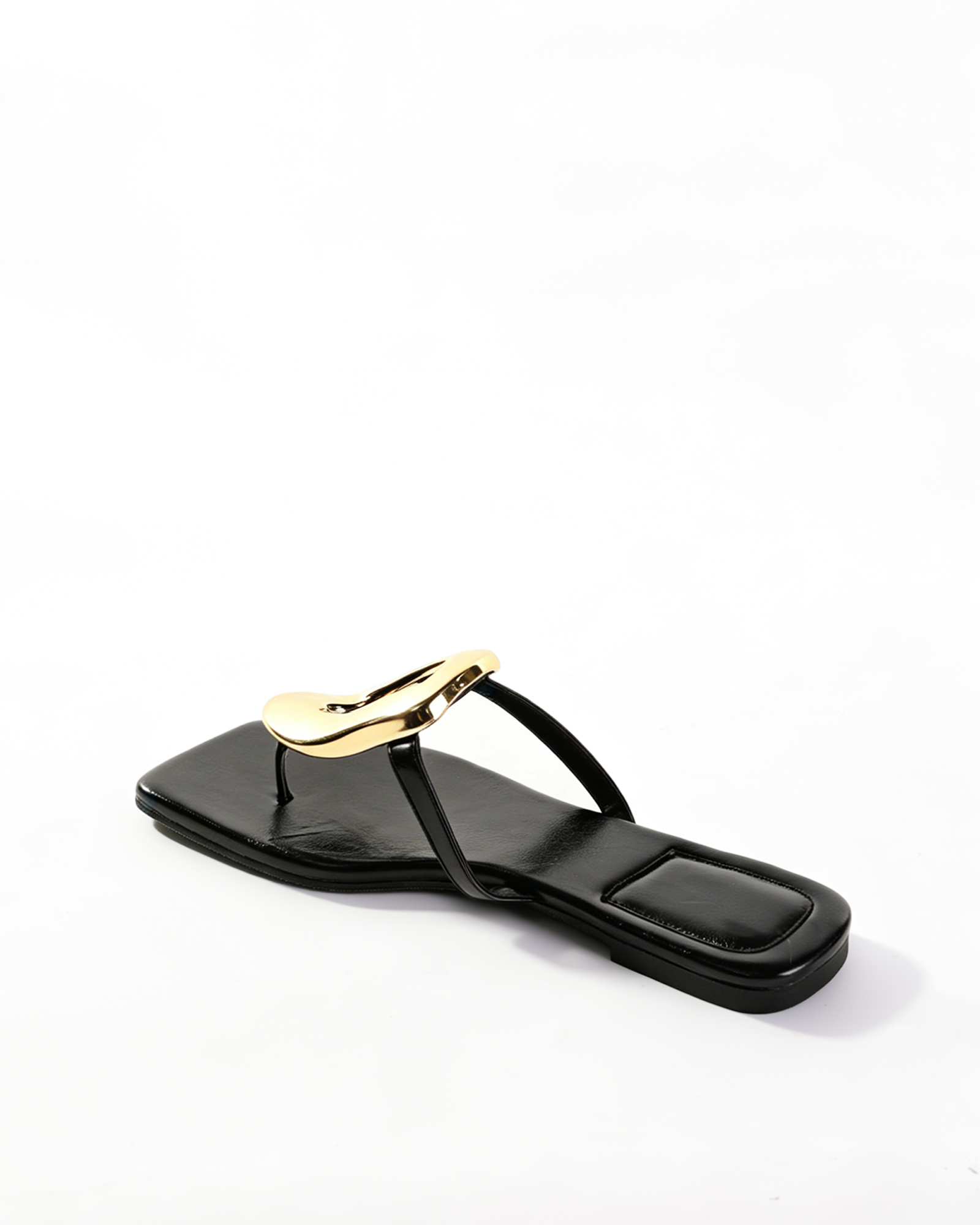 Isa Buckle Thong Slippers In Black
