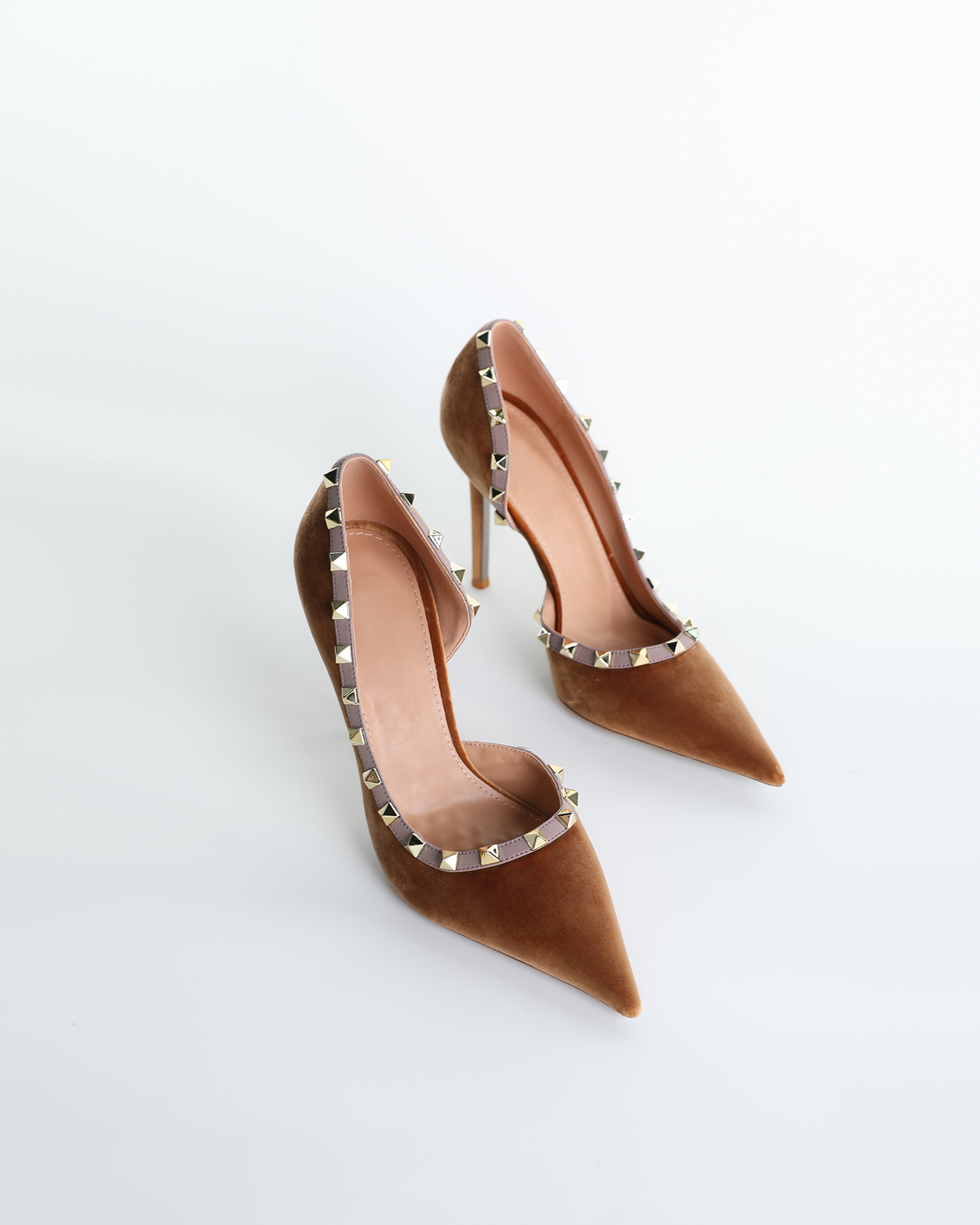 Nella Side Cut Rivet Pumps In Mocha