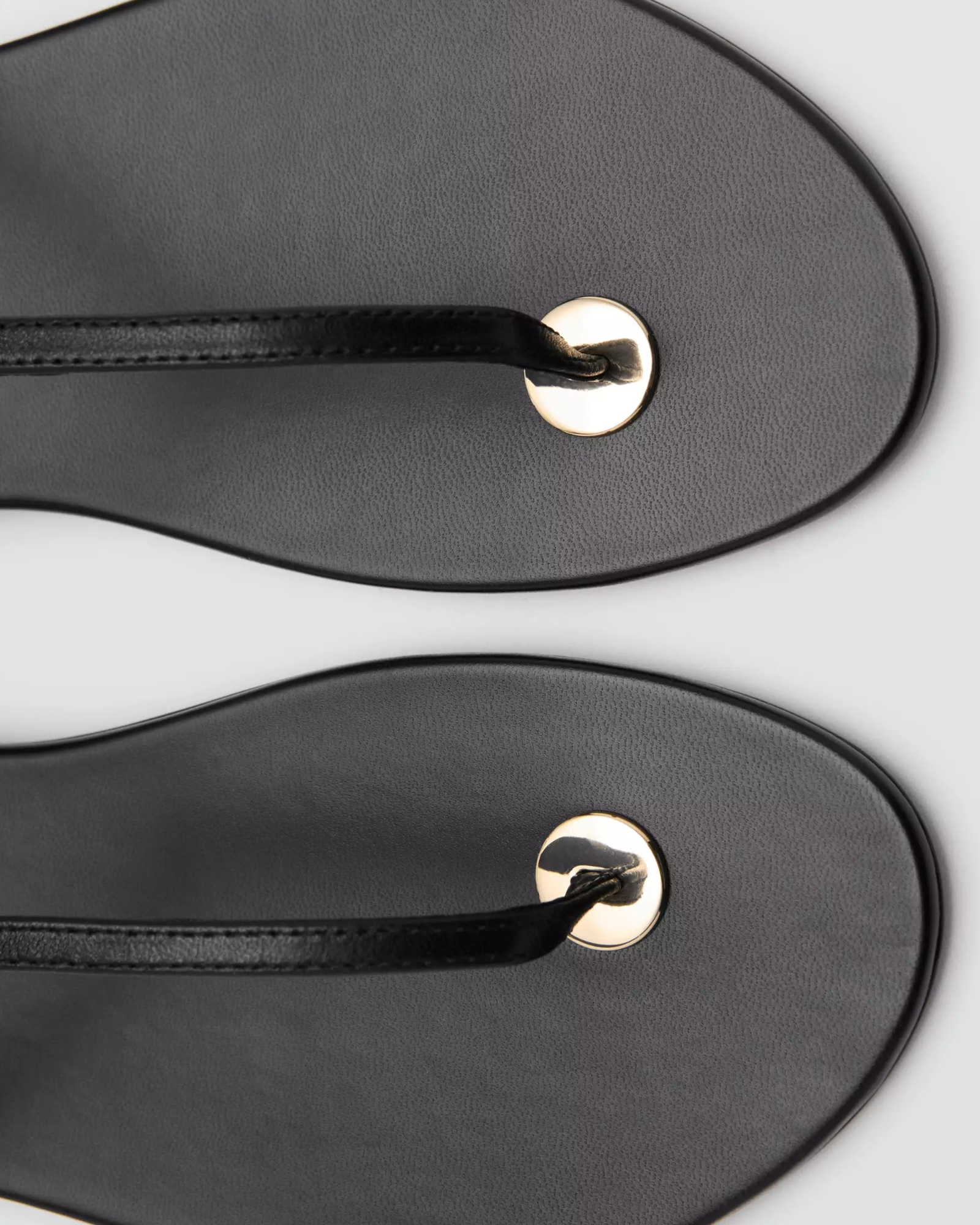 Jaci Strap Thong Flat Sandals In Black