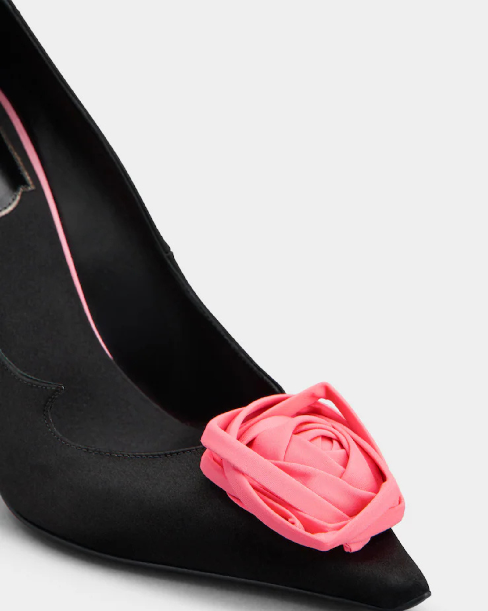 Ishild Pink Rose Satin Pumps In Black