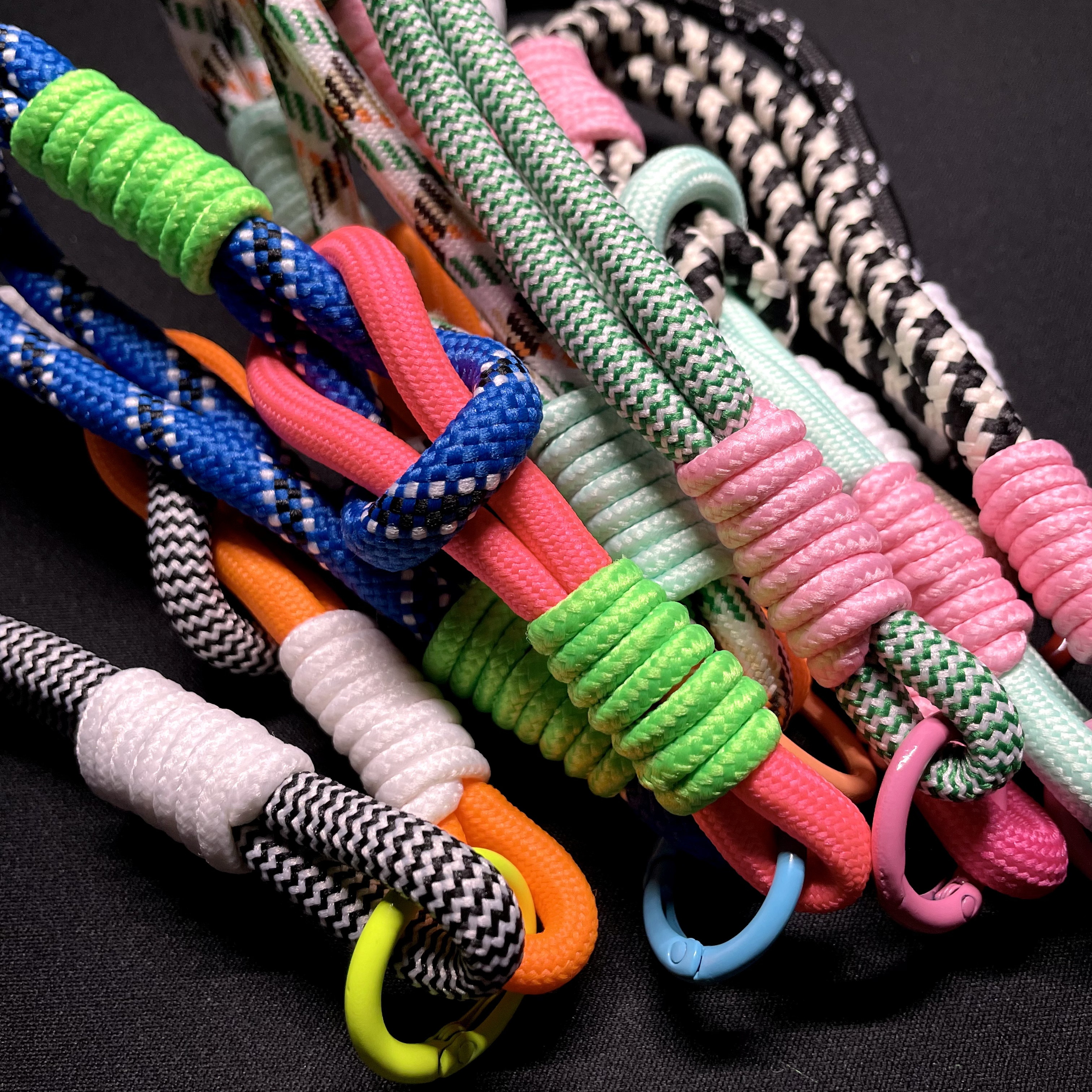 Color-block single-loop lanyard